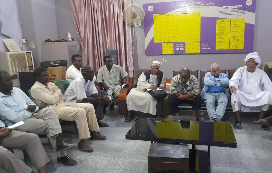 إدارات وزارة التربية والتوجيه وأعضاء مبادرة إسناد التعليم، برئاسة مدير عام قطاع التربية والتعليم بولاية البحر الأحمر،