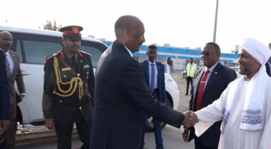 البرهان في وداعه مجموعة من المسؤولين والوزراء بمطار بورتسودان