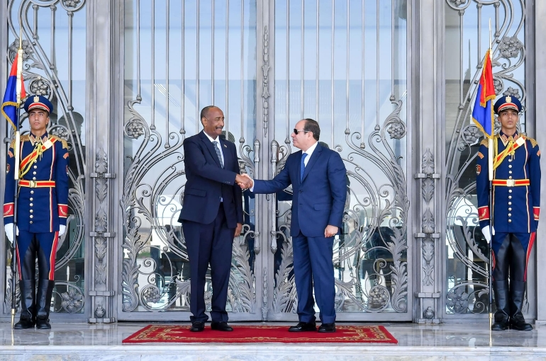 الرئيس المصري عبدالفتاح السيسي لدى استقباله رئيس مجلس السيادة السوداني عبدالفتاح البرهان