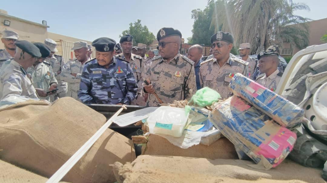 الشرطة مع شحنة الآيس المضبوطة في البحر الأحمر