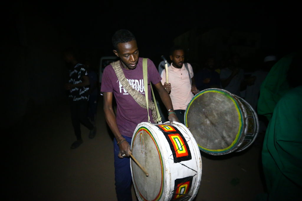 يضرب المسحراتية في السودان على الطبول والدفوف