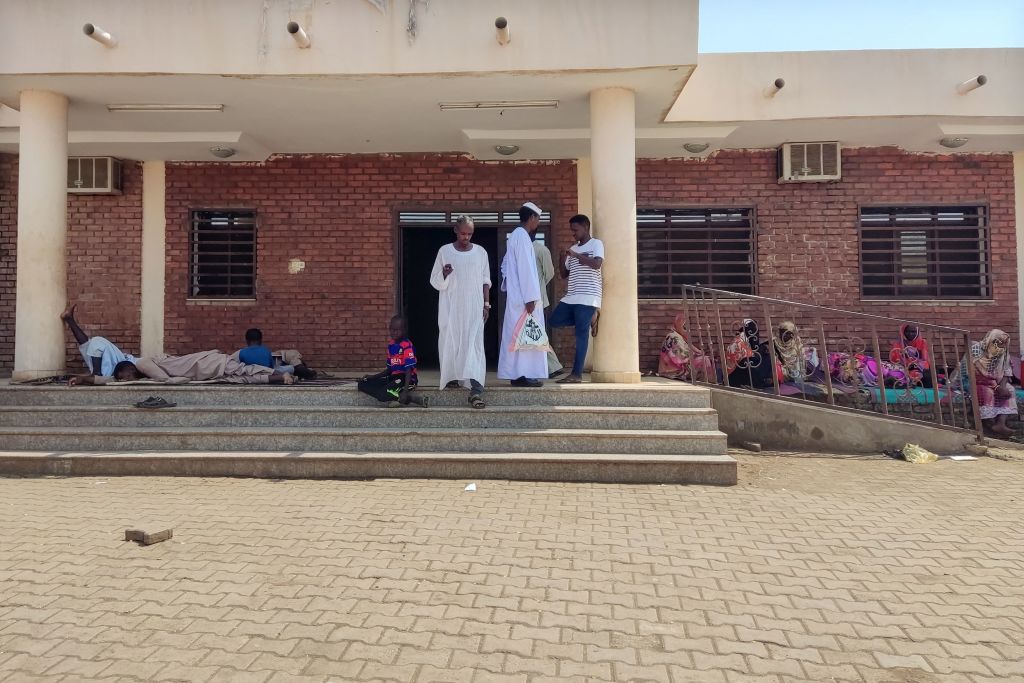 مرضى ومرافقون بمستشفى القضارف التعليمي