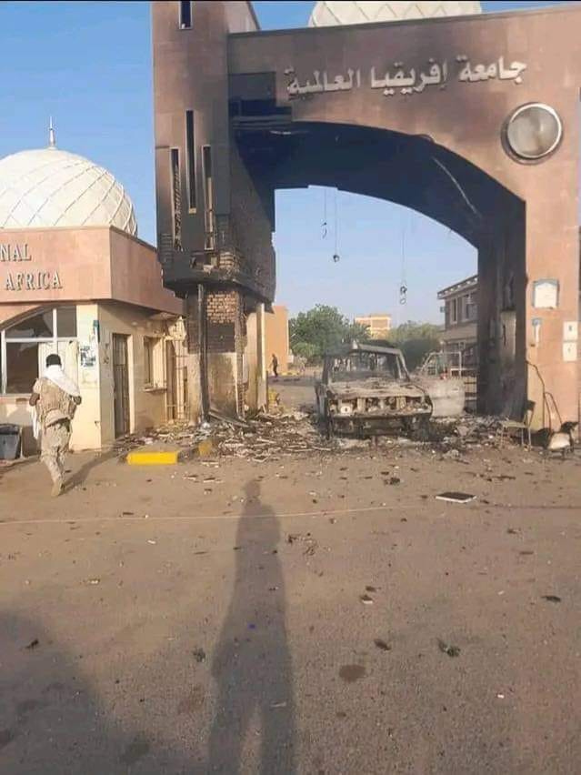 مدخل جامعة أفريقيا العالمية وعليه آثار الدمار الناتج عن الحرب (فيسبوك)
