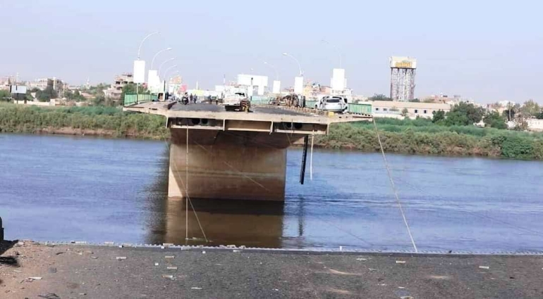 جسر شمبات بعد تدميره جزئيًا
