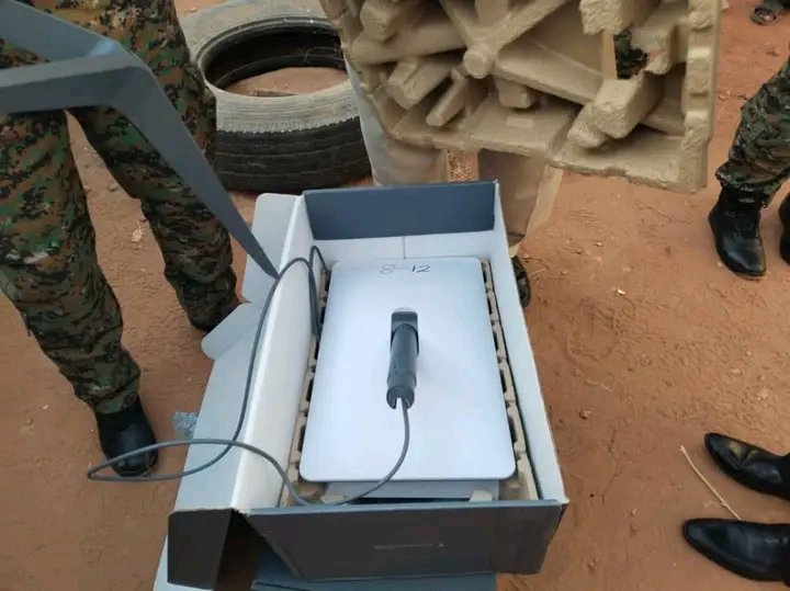 جندي سوداني يقف بجوار جهاز ستارلنك