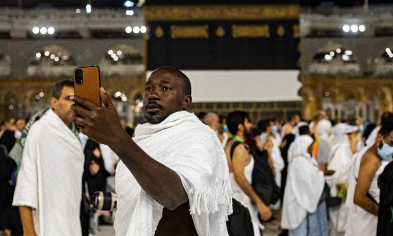 حاج سوداني يلتقط صورة في الحرم