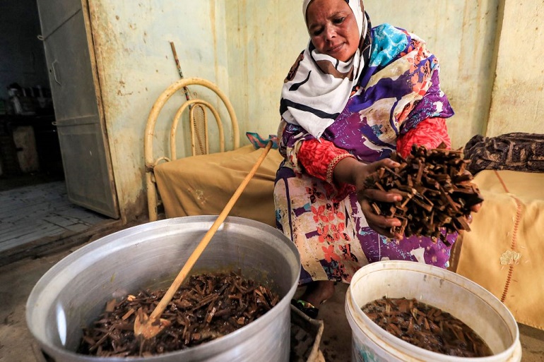 سيدة سودانية تصنع البخور السوداني