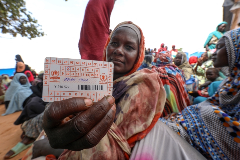 لاجئات سودانيان في معسكر على الحدود التشادية