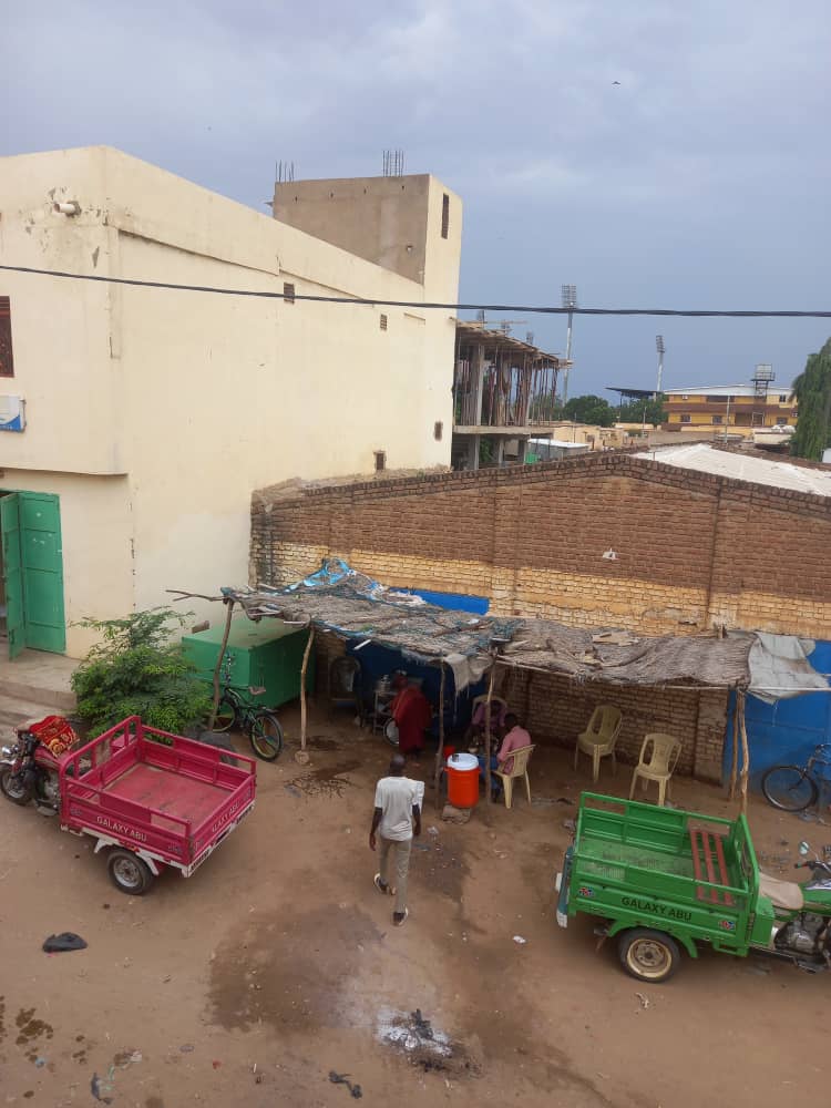 محل بائعة شاي وبجانبها العاملون في مركبات التوكتوك بسوق الأبيض