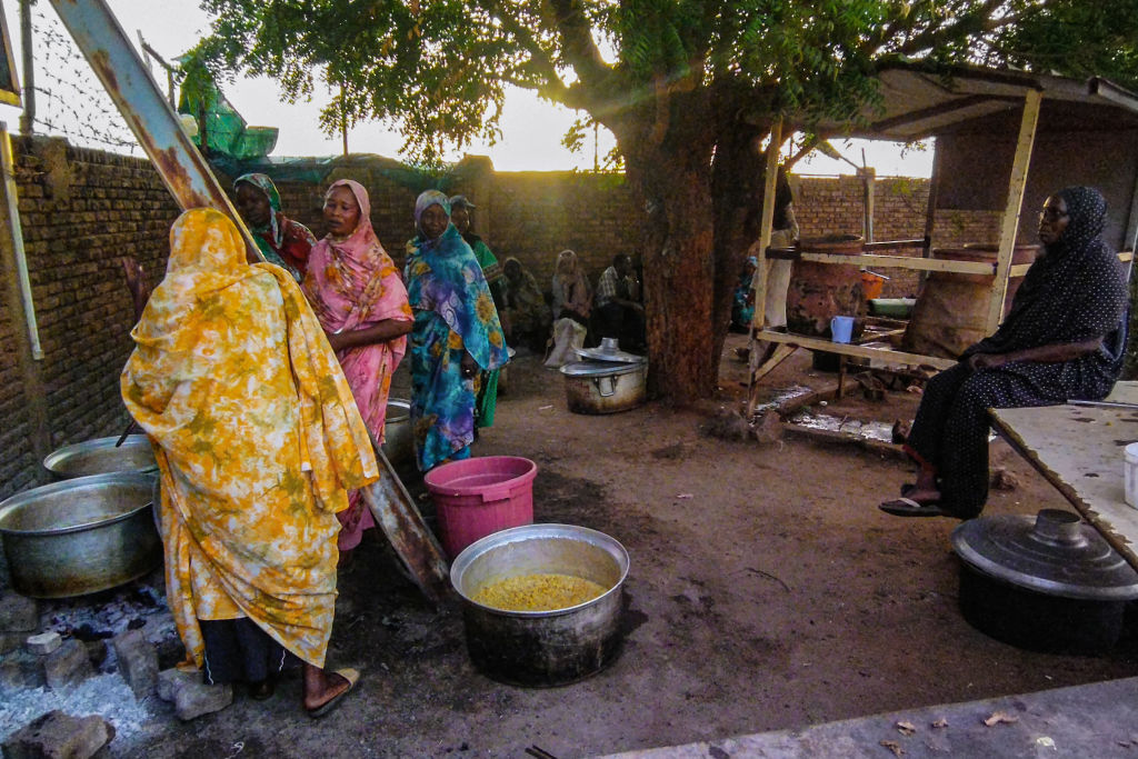 نساء سودانيات يطبخن الطعام 