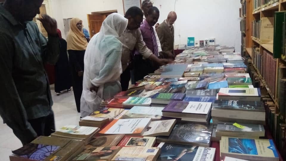 جانب من افتتاح معرض الكتب التي أهدتها الجالية السودانية بقطر لجامعة الخرطوم