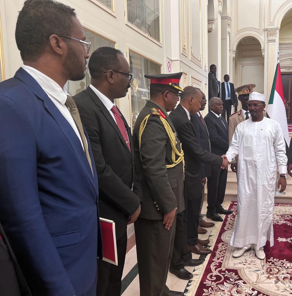 محمد إدريس ديبي مع الوفد السوداني