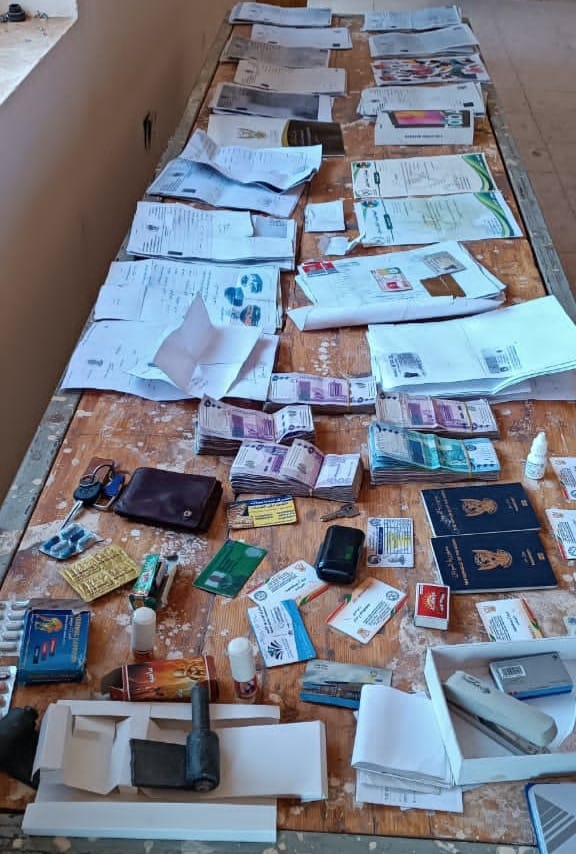 جانب من المعروضات المضبوطة بحوزة المتهم الأول