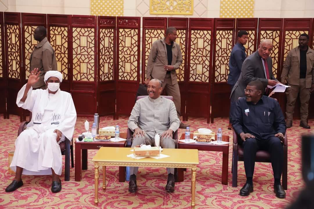 حضر الاجتماع رئيس مجلس السيادة ونائبه وعضو المجلس رئيس حركة تحرير السودان - المجلس الانتقالي الطاهر حجر