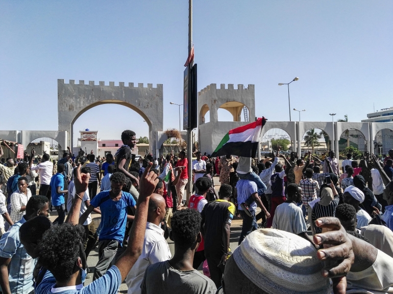 المحتجون عقب وصولهم للقيادة العامة في السادس من نيسان/أبريل 2019