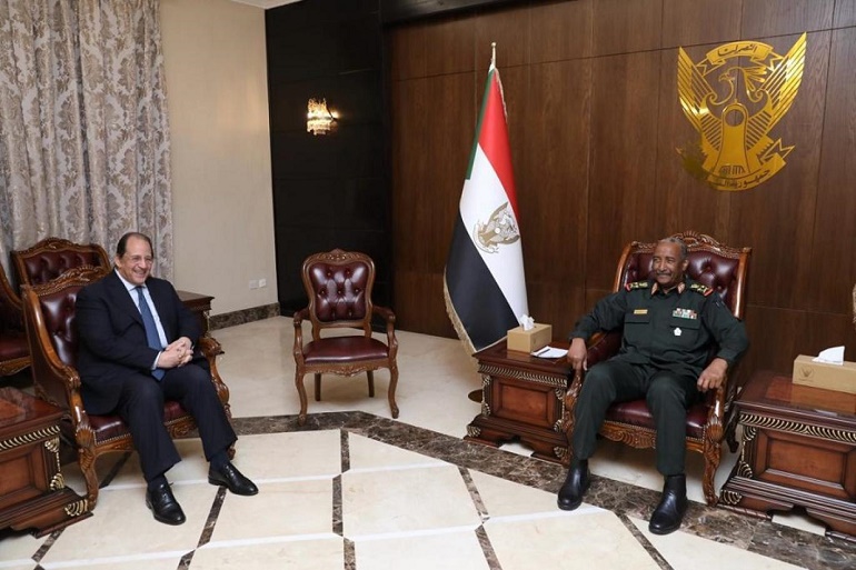 رئيس المخابرات المصري اللواء عباس كامل ورئيس مجلس السيادة السوداني عبدالفتاح البرهان