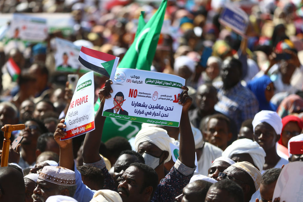 طالب المحتجون بطرد فولكر بيرتس من السودان