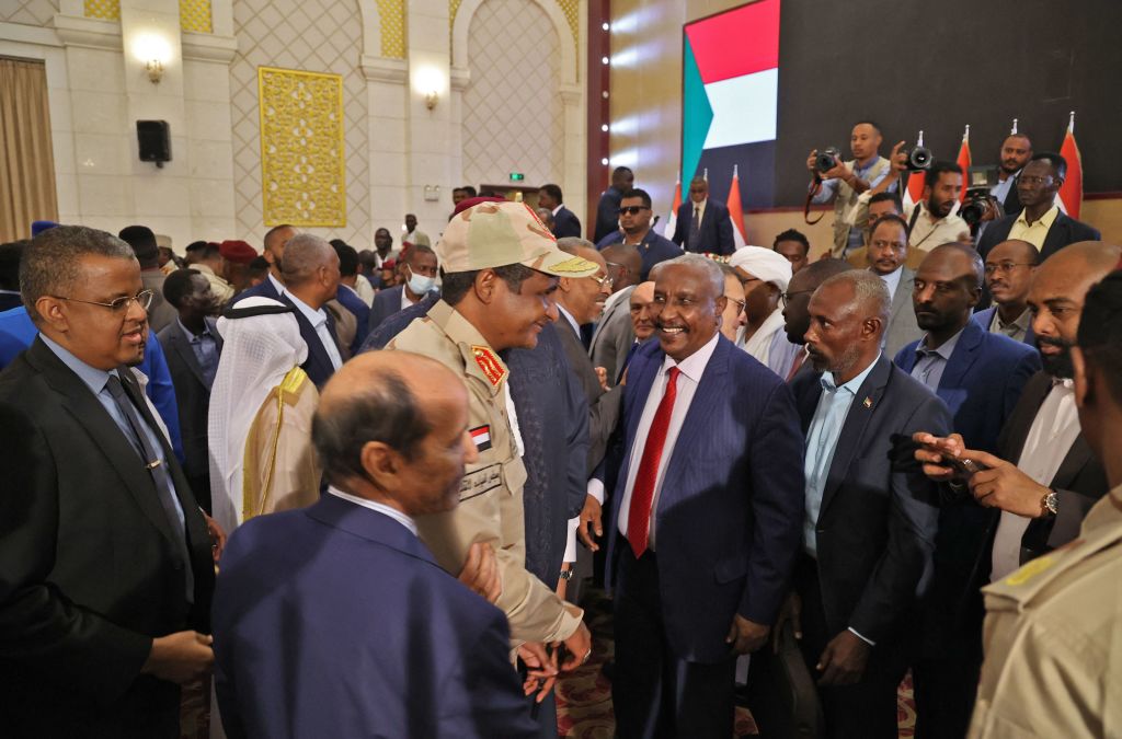 دقلو وبعض ممثلي القوى المدنية في مراسم التوقيع على الاتفاق الإطاري