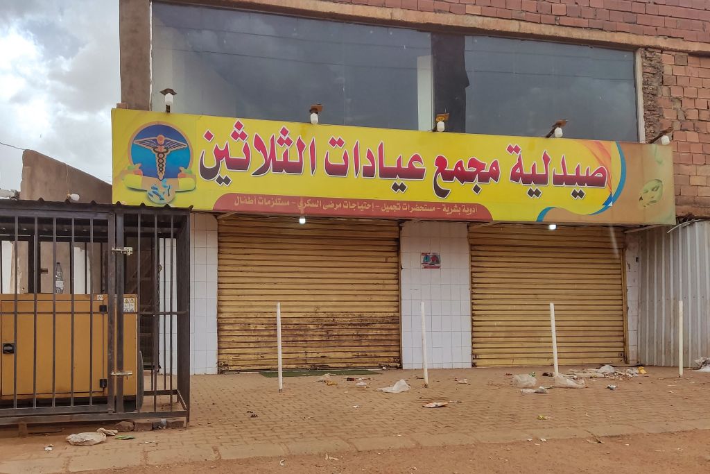 أغلقت معظم الصيدليات أبوابها في العاصمة الخرطوم بسبب الاشتباكات بينما طالت أعمال النهب أعداد كبيرة منها (Getty)