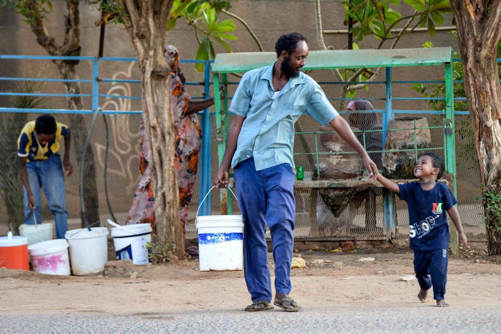 غادر العديد من السودانيين العاصمة الخرطوم فيما بقيت أيضًا العديد من العوائل (Getty)