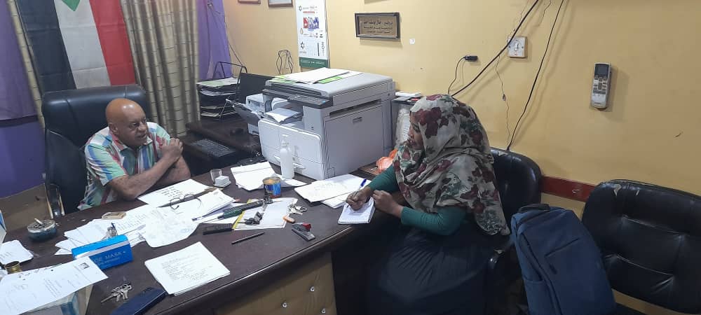 محررة "الترا سودان" مع مدير المشرحة
