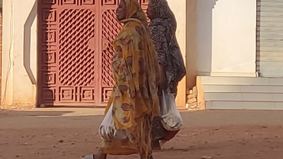 غادر العديد من المواطنين منازلهم في الخرطوم واتجهوا للولايات.jpg