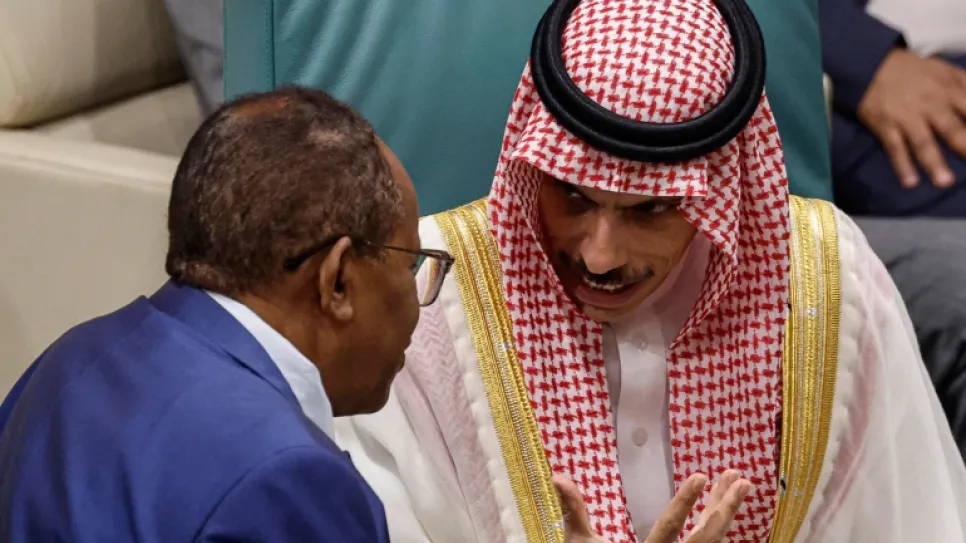 وزير الخارجية السعودي مع مندوب السودان في الجامعة العربية.jpg