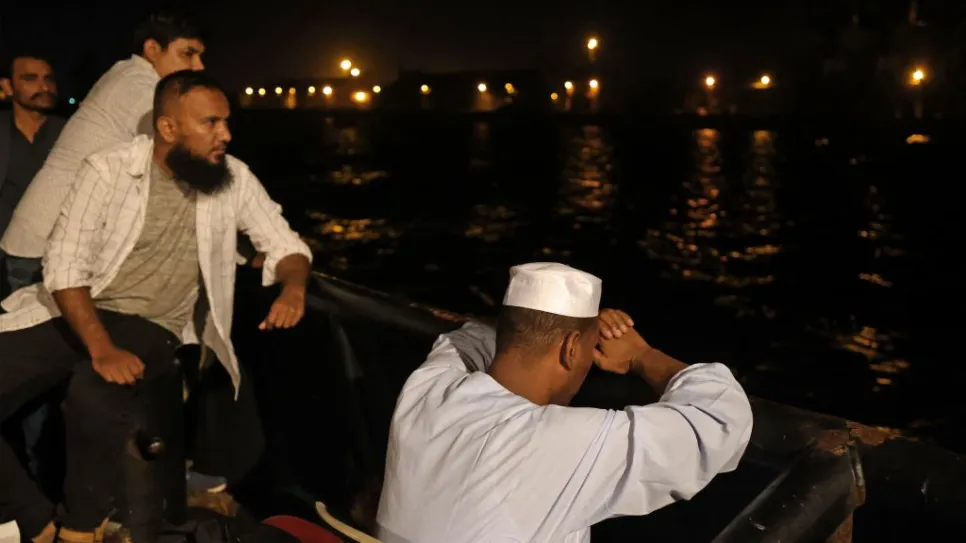 أشخاص على البحر الأحمر.jpg