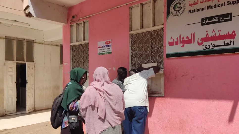 يصطف المرضى بمستشفى القضارف التعليمي لتلقي العلاج.jpg