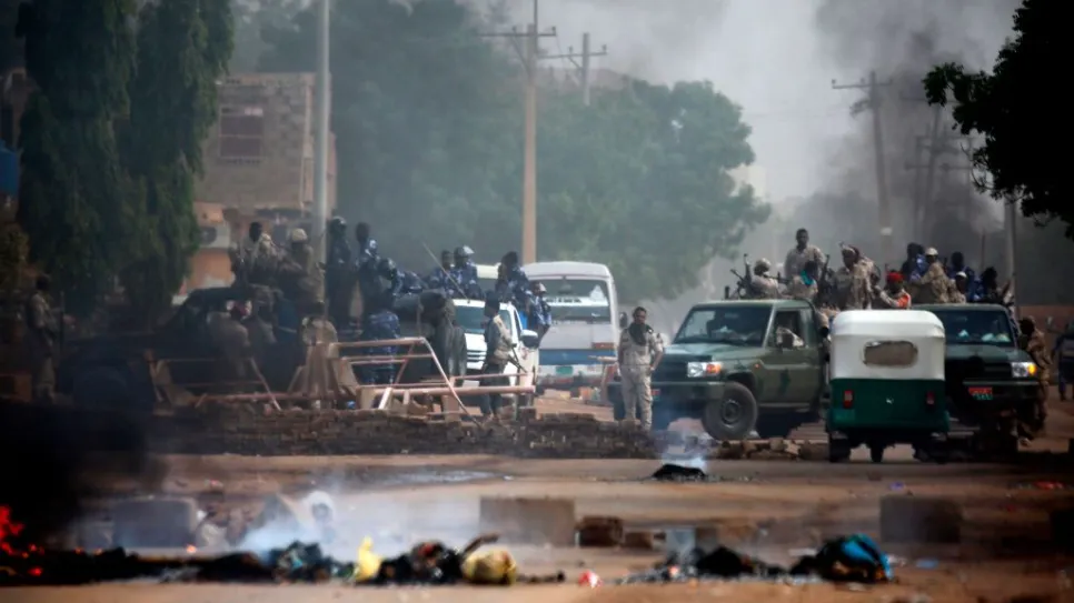 قوات عسكرية أثناء فض اعتصام القيادة العامة.jpg