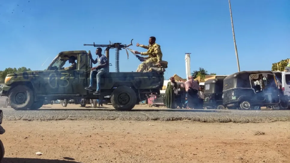 قوة من الجيش السوداني على ظهر مركبة عسكرية.jpg