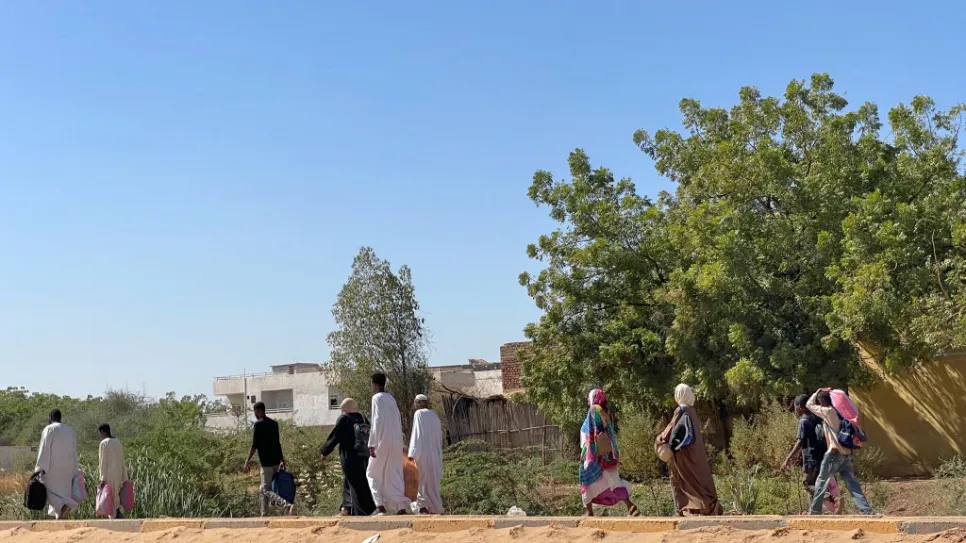 مواطنون سودانيون يحملون حاجياتهم وهم في طريق النزوح من مدينة ود مدني بولاية الجزيرة.jpg