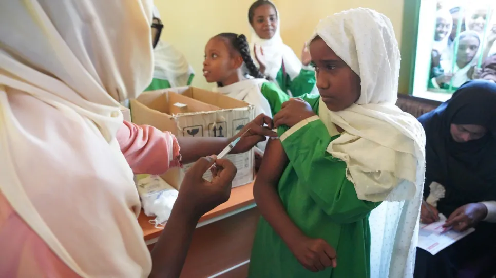 تطعيم طفلة ضد الحصبة في السودان.jpg