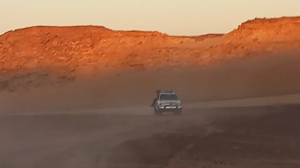 شاحنة بوكس في رحلتها عبر الصحراء إلى مصر.jpg