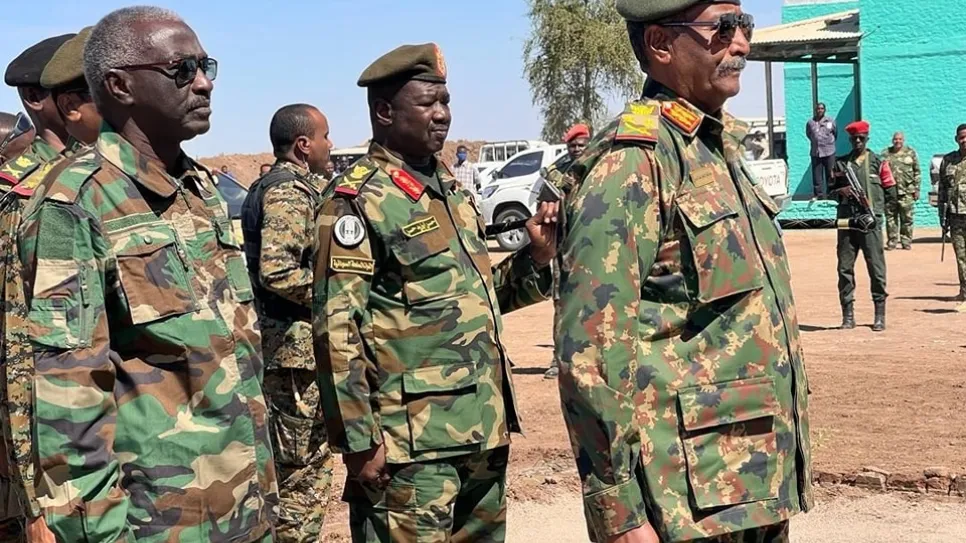 عبدالفتاح البرهان وضباط من الجيش السوداني.jpg