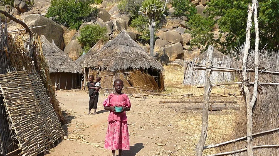 طفلة في جبال النوبة.jpg
