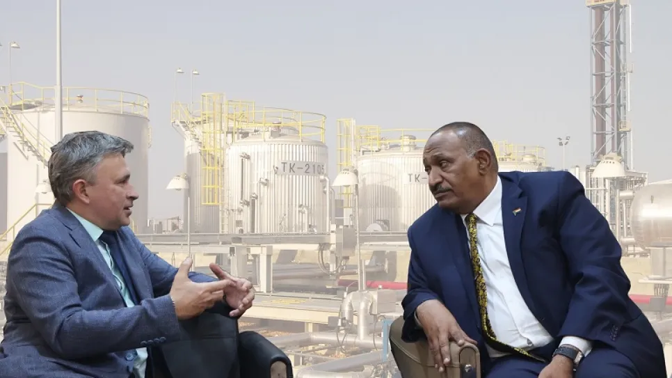 الوزير السوداني والسفير الروسي.jpg
