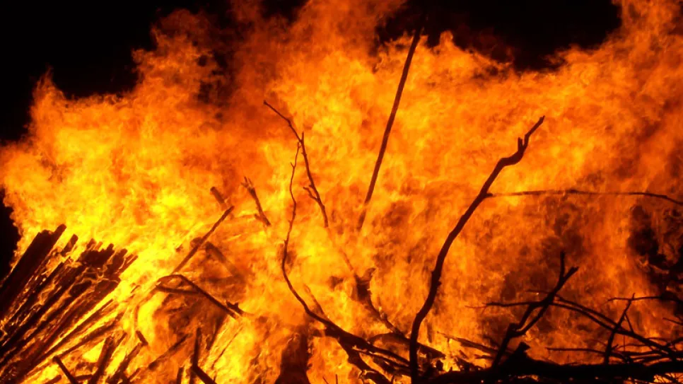 Large_bonfire_1.jpg