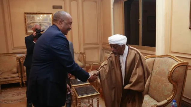 قائد-الانقلاب-العسكري-في-السودان-وزعيم-الطائفة-الختمية.jpg