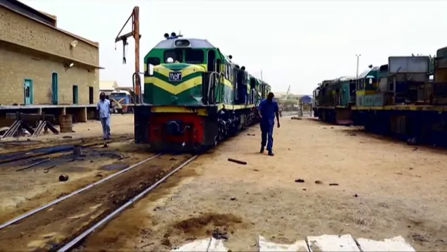 قاطرة-سودانية-متوقفة-بإحدى-المحطات.jpg