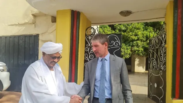 مبارك المهدي مع السفير البريطاني.jpeg
