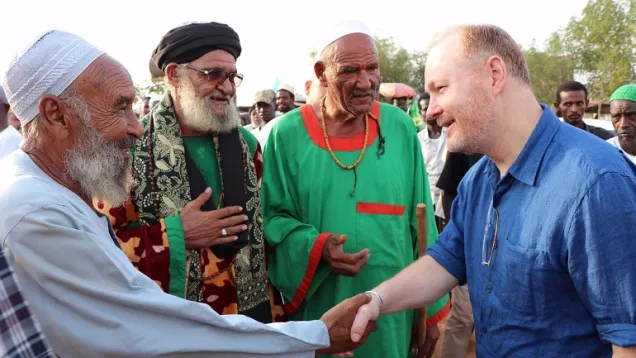 السفير الأمريكي في مقابر حمد النيل.jpg