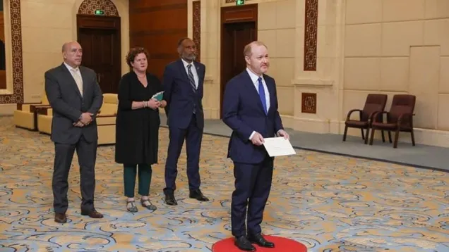 السفير الأمريكي يحمل أوراق اعتماده.jpeg