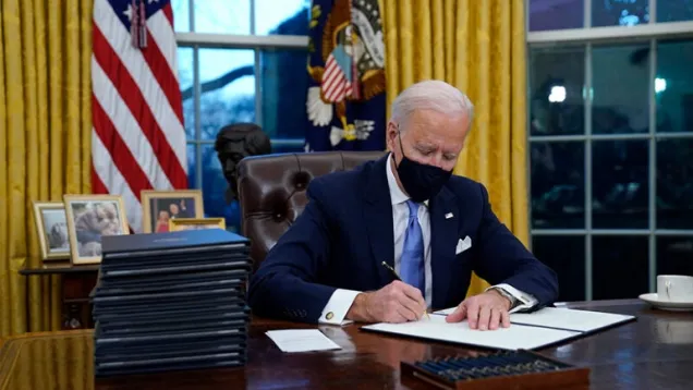 WEB21-Biden-Signing-EO-WordPress-1110x740-1-800x533.jpg