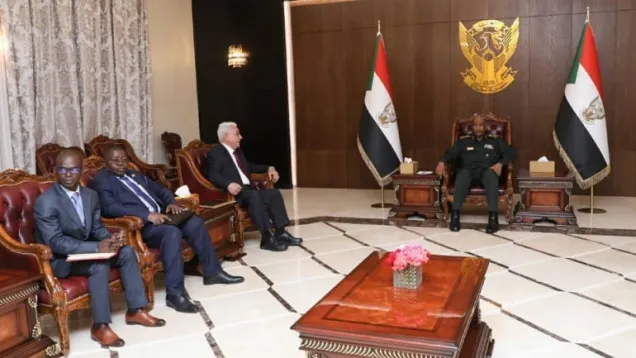 البرهان مع وفد الآلية الأفريقية.jpg
