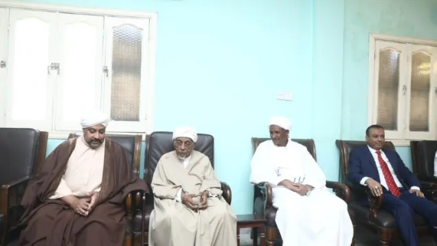 دقلو مع الميرغني ونجليه.jpg