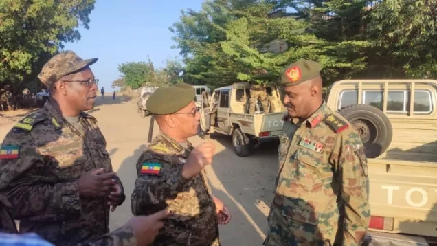 ضباط سودانيين مع ضباط إثيوبيين.jpg