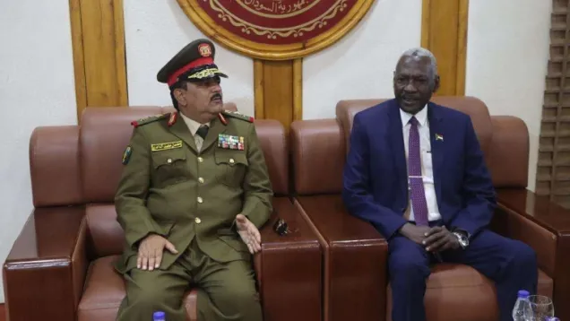 وزير الدفاع السوداني مع نظيره اليمني.jpeg 2.jpg