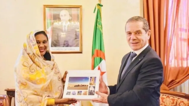 وزير الزراعة الجزائري والسفيرة السودانية.jpg