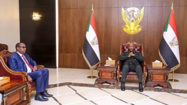 البرهان مع مبعوث القرن الأفريقي.jpg